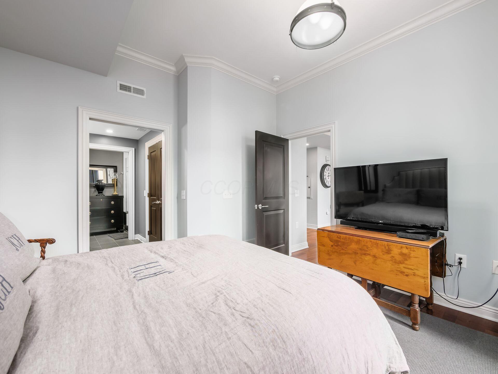 8 E Broad Street, 502