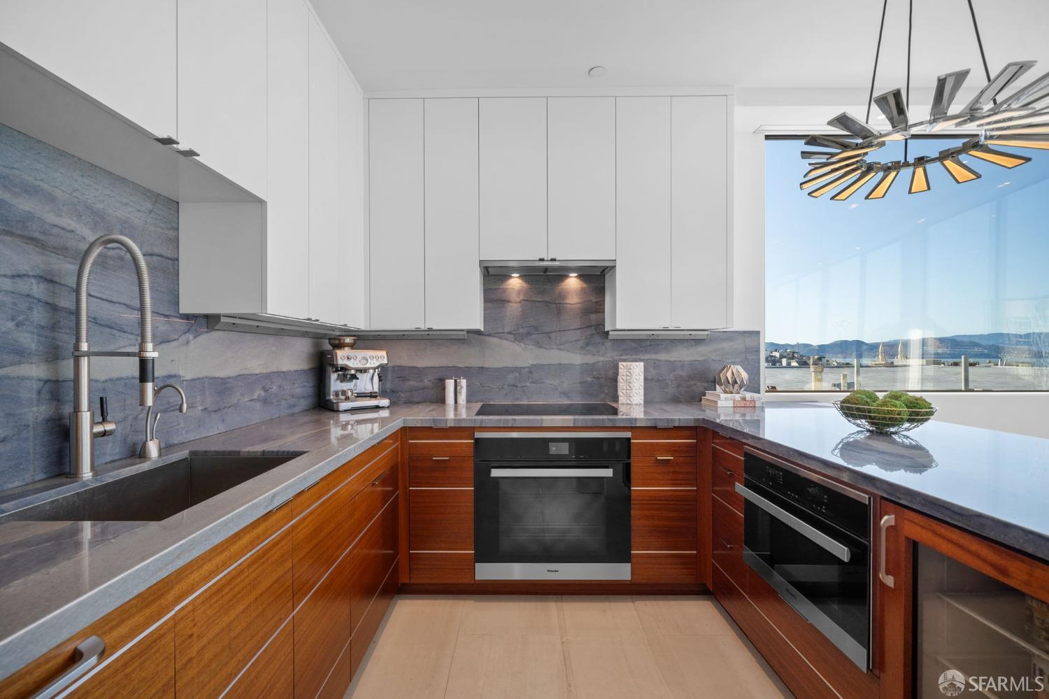 455 Vallejo Street Unit: PH6