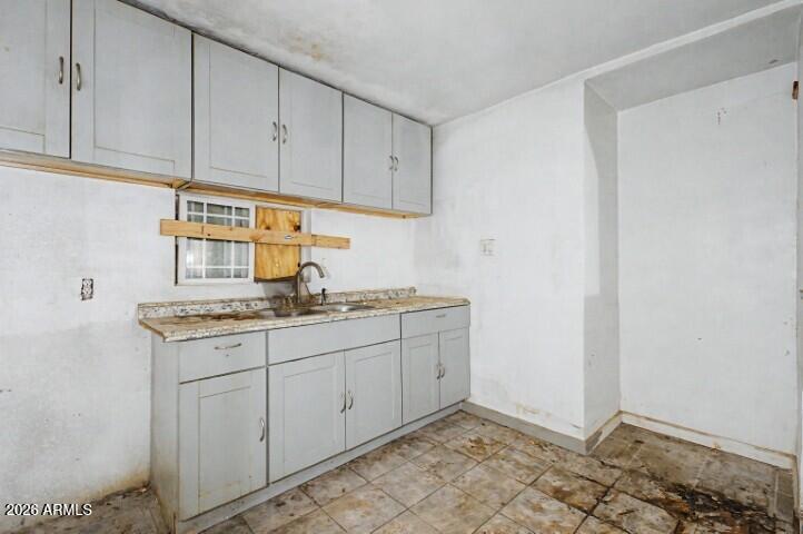 1312 W SUNLAND Avenue
