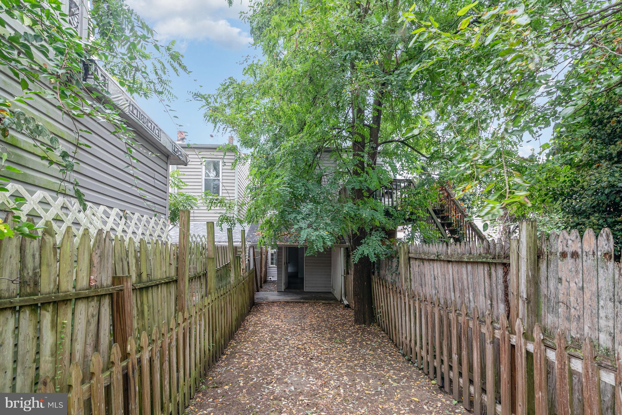 1933 LOGAN STREET 1/2