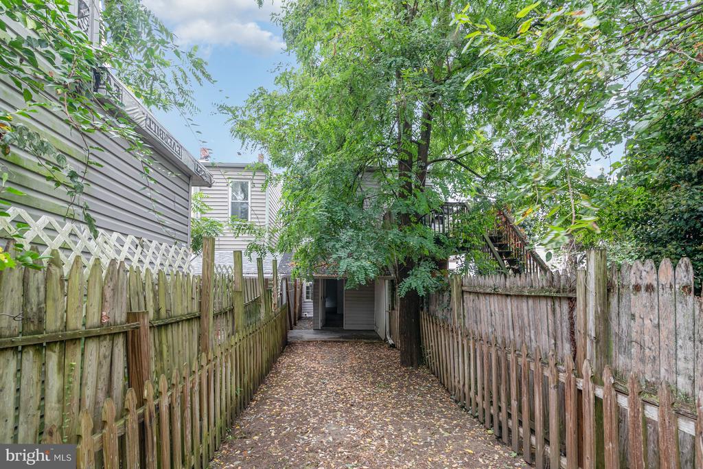 1933 LOGAN STREET 1/2
