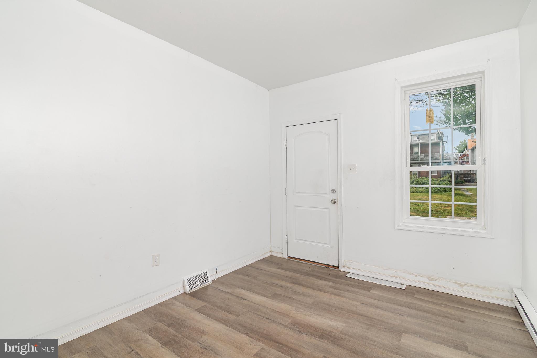 1933 LOGAN STREET 1/2