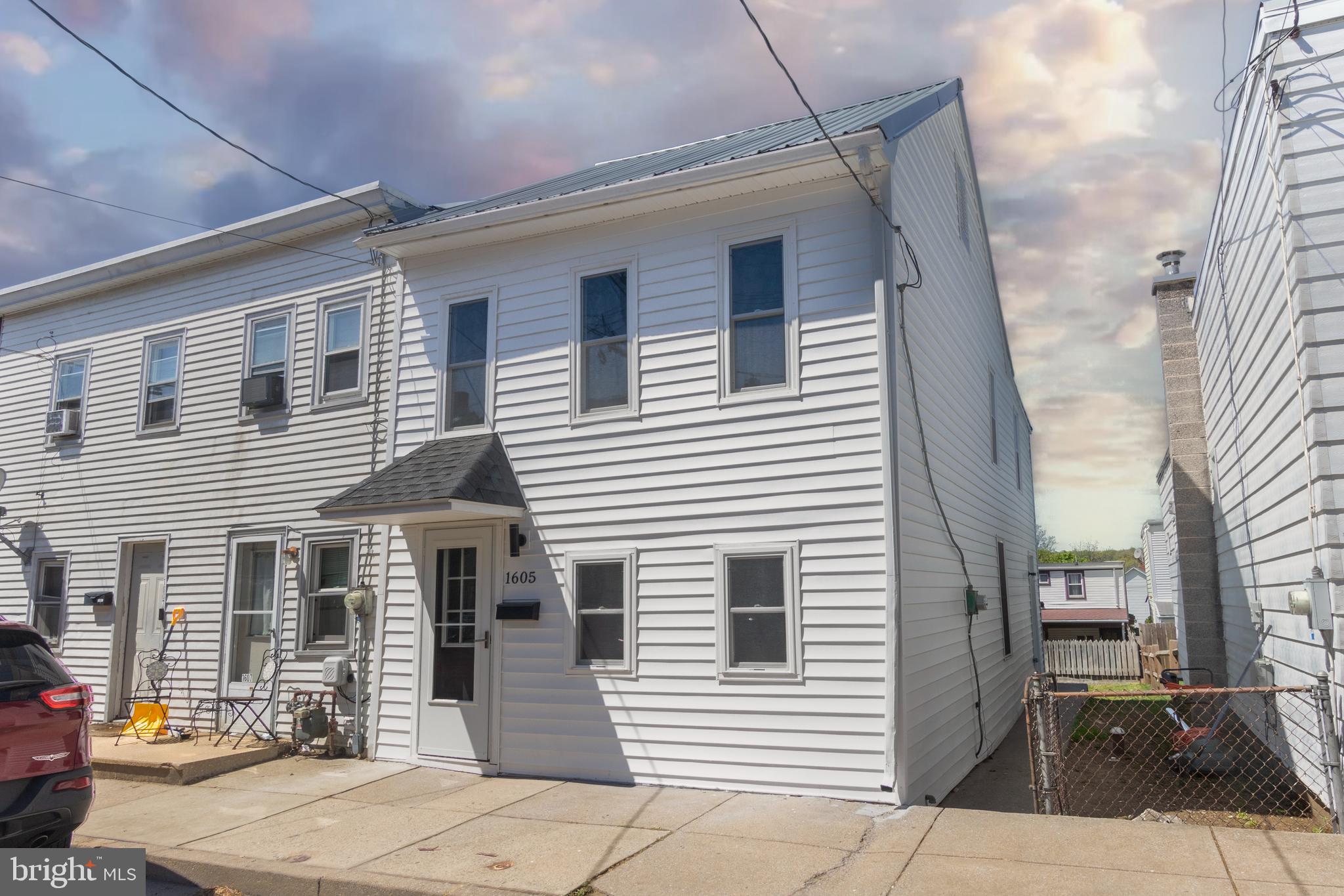 1605 Center St