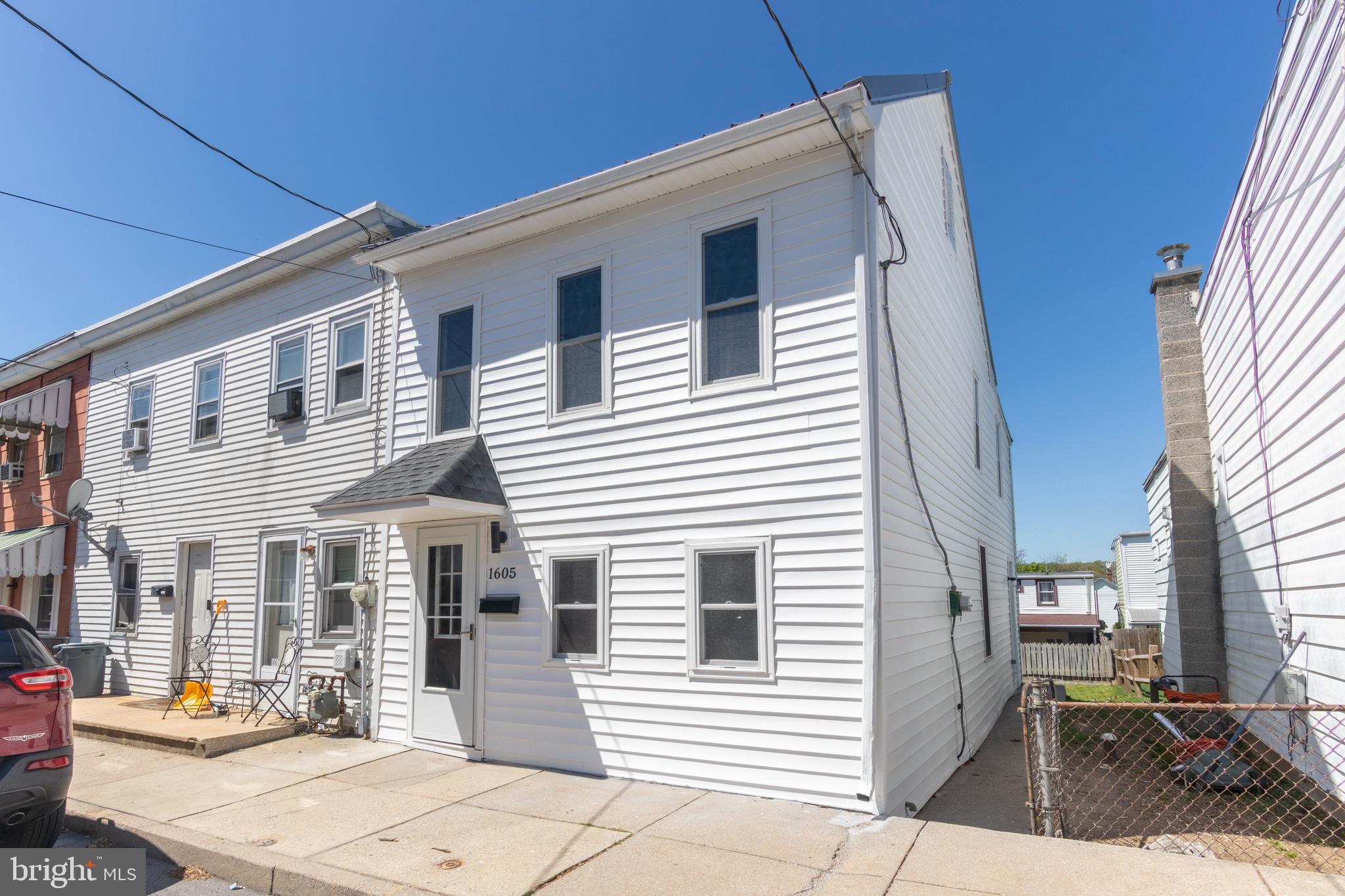 1605 Center St