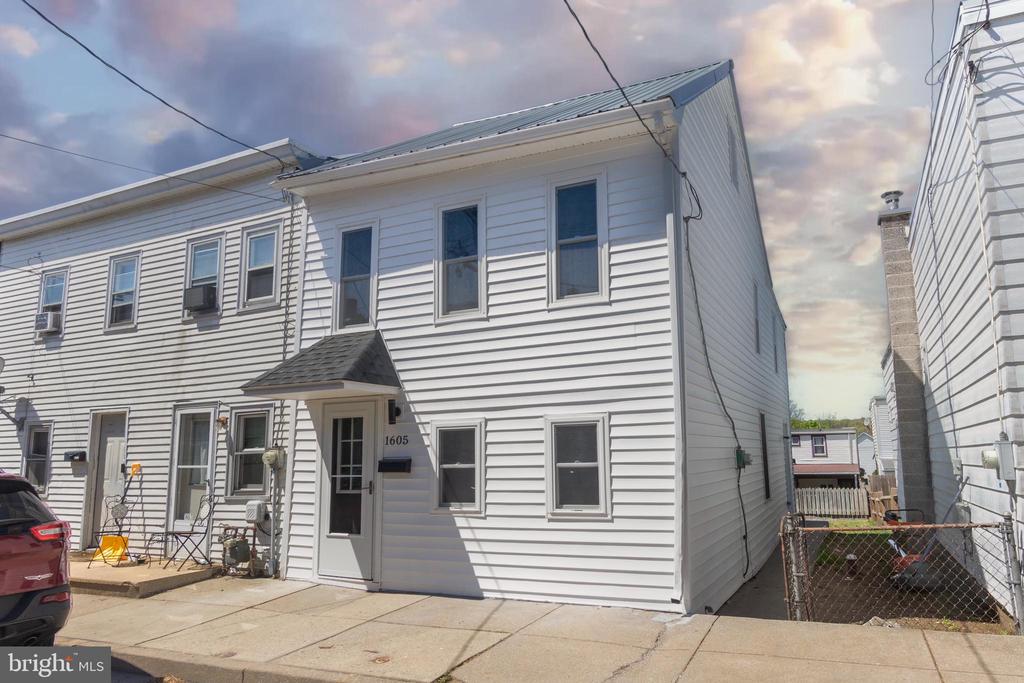 1605 Center St