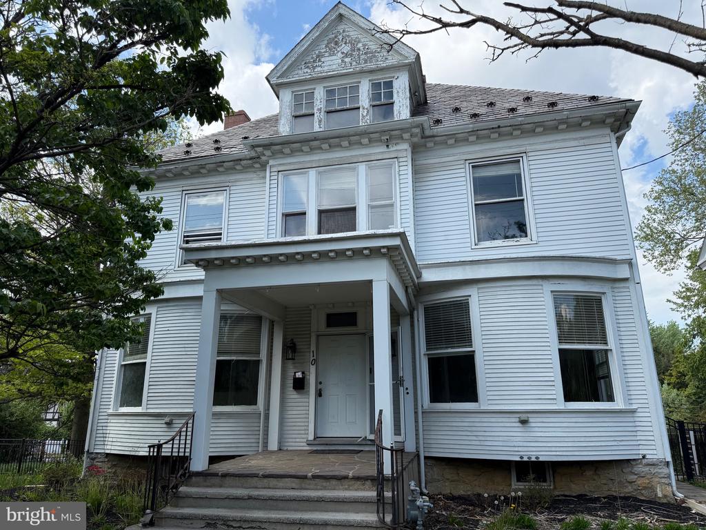 103 E Walnut St