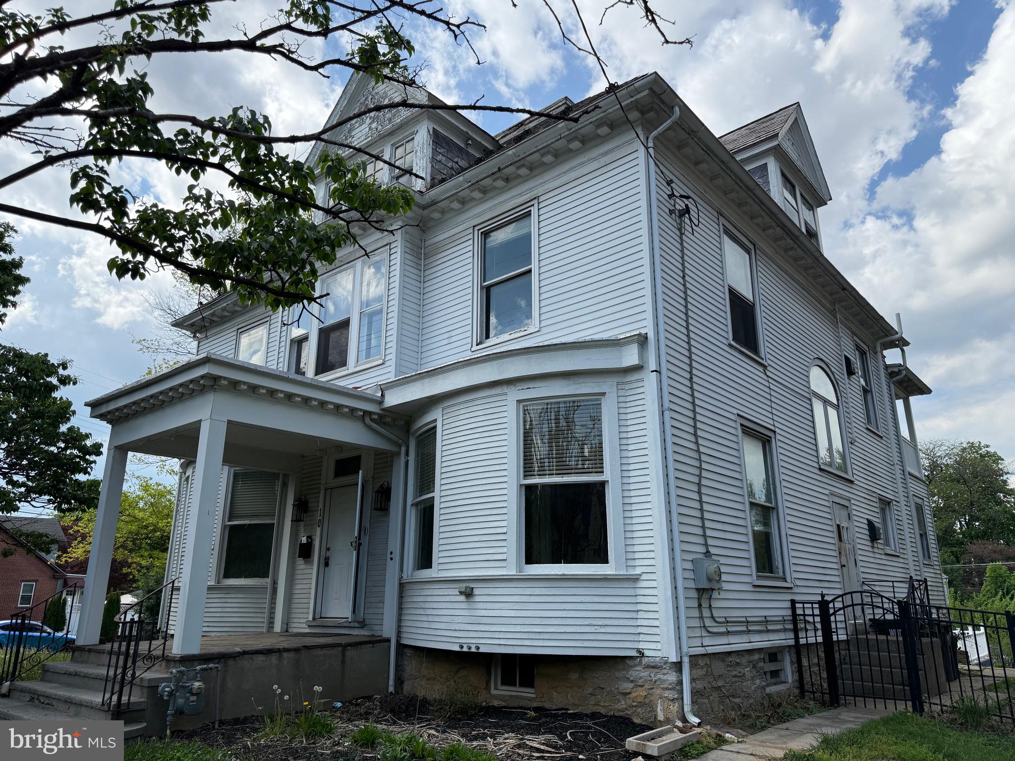 103 E Walnut St