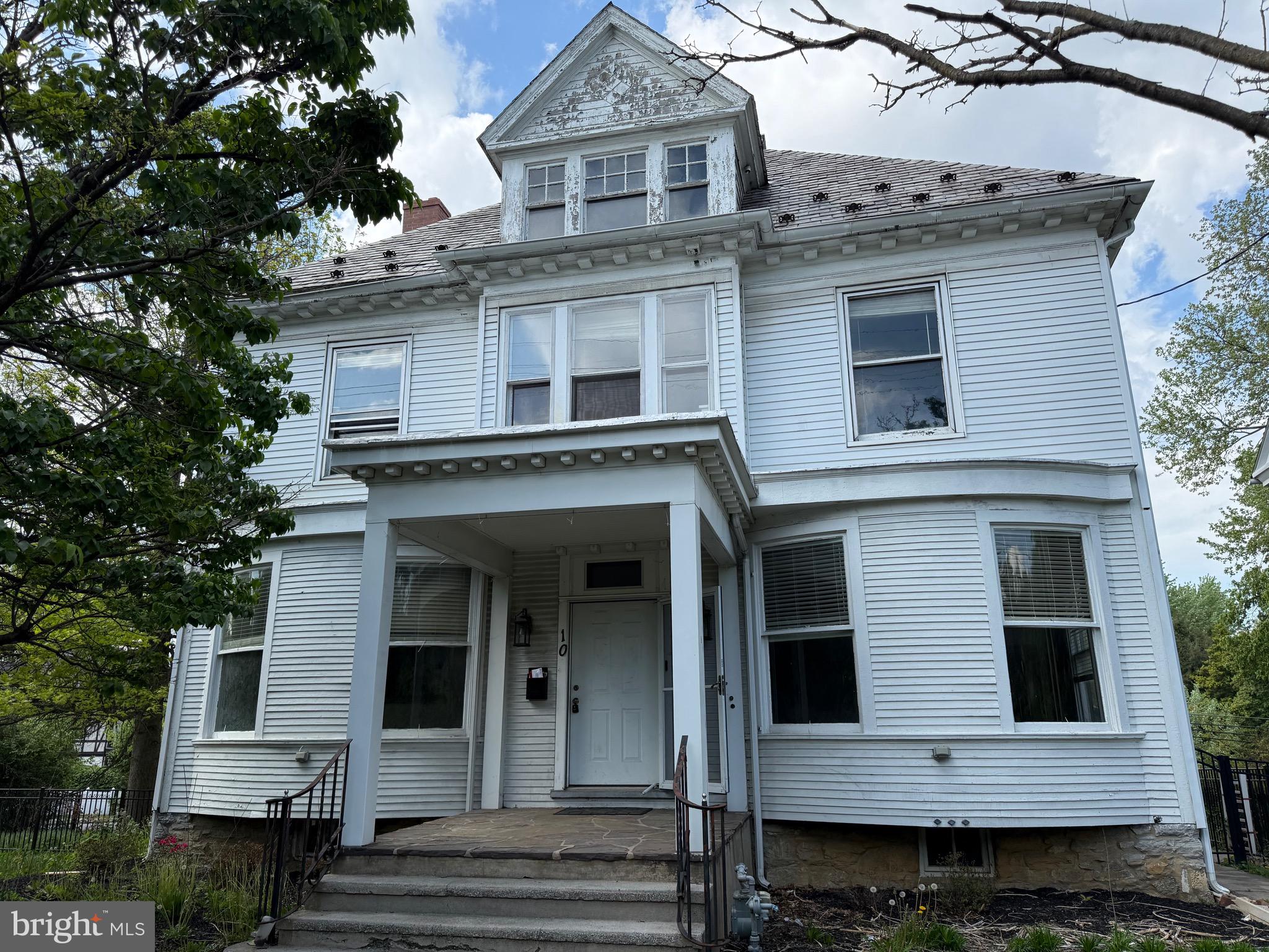 103 E Walnut St