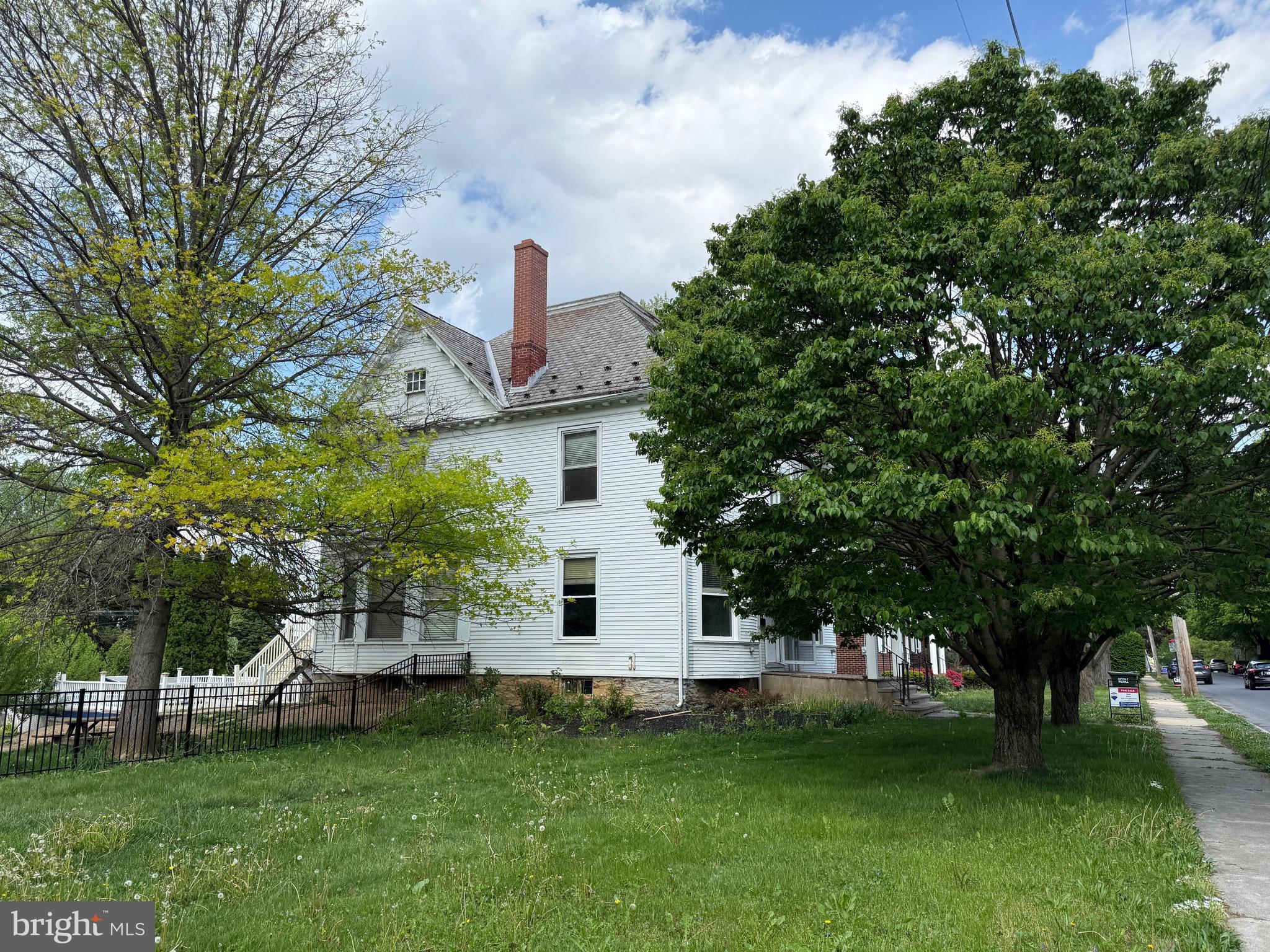 103 E Walnut St