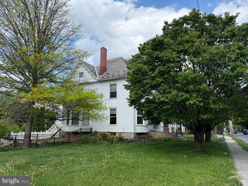 103 E Walnut St