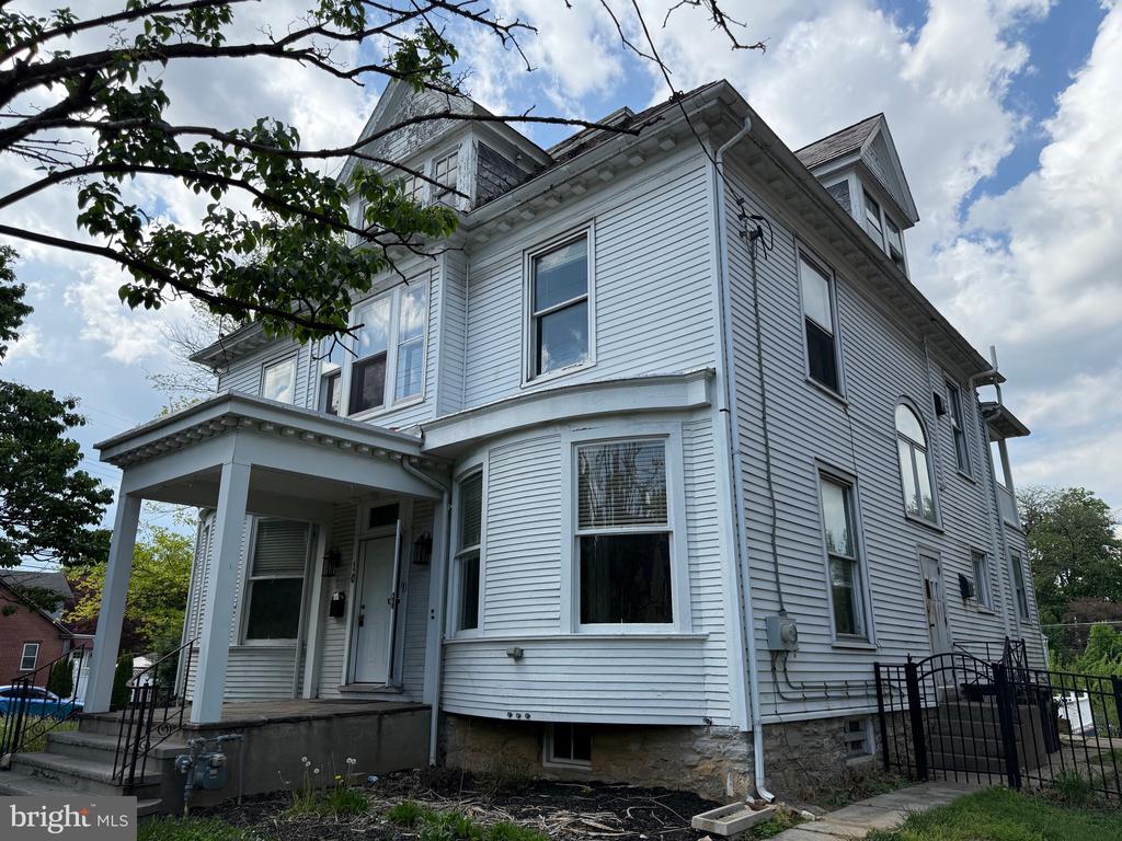 103 E Walnut St