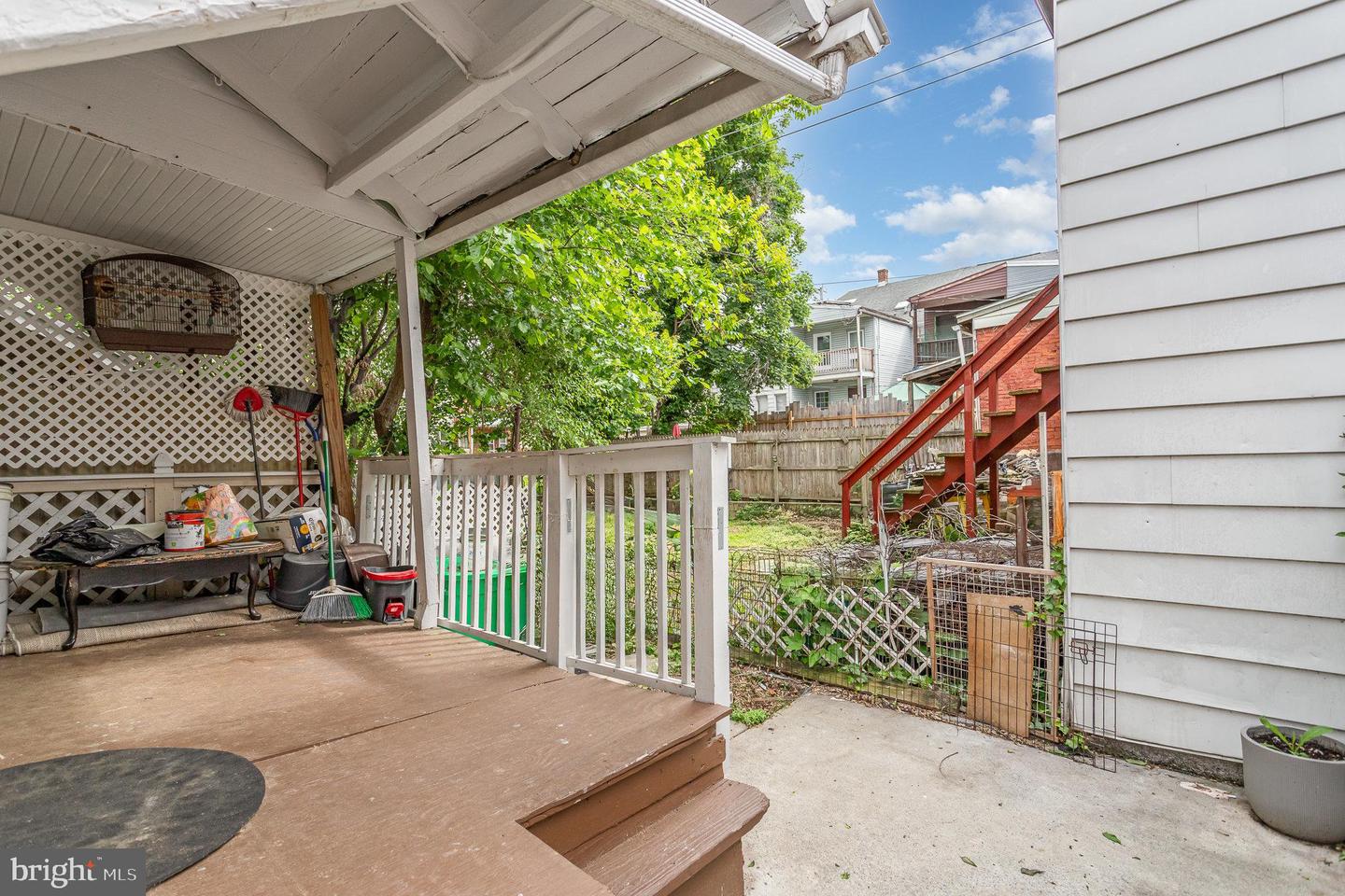 16 S 11th St