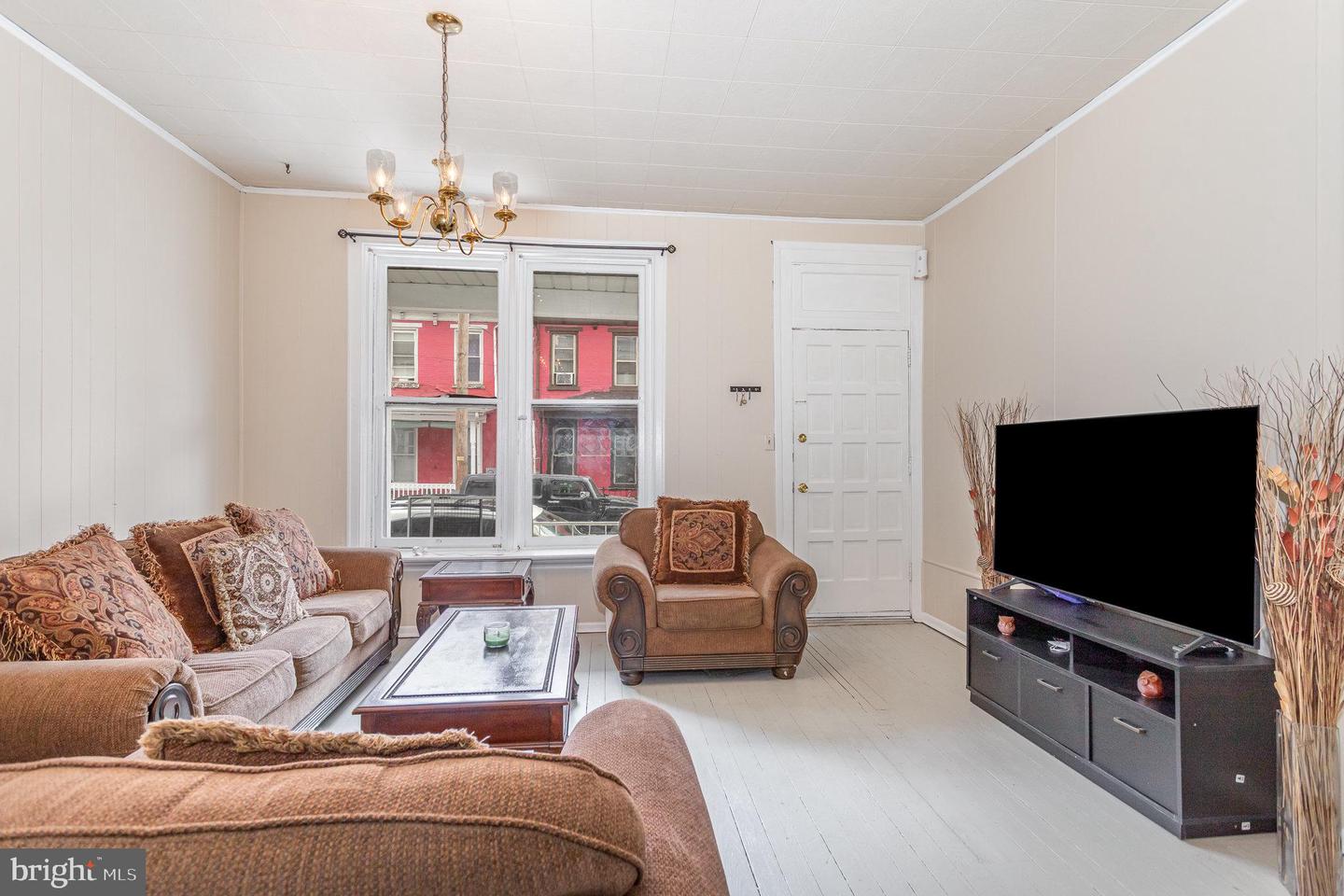 16 S 11th St