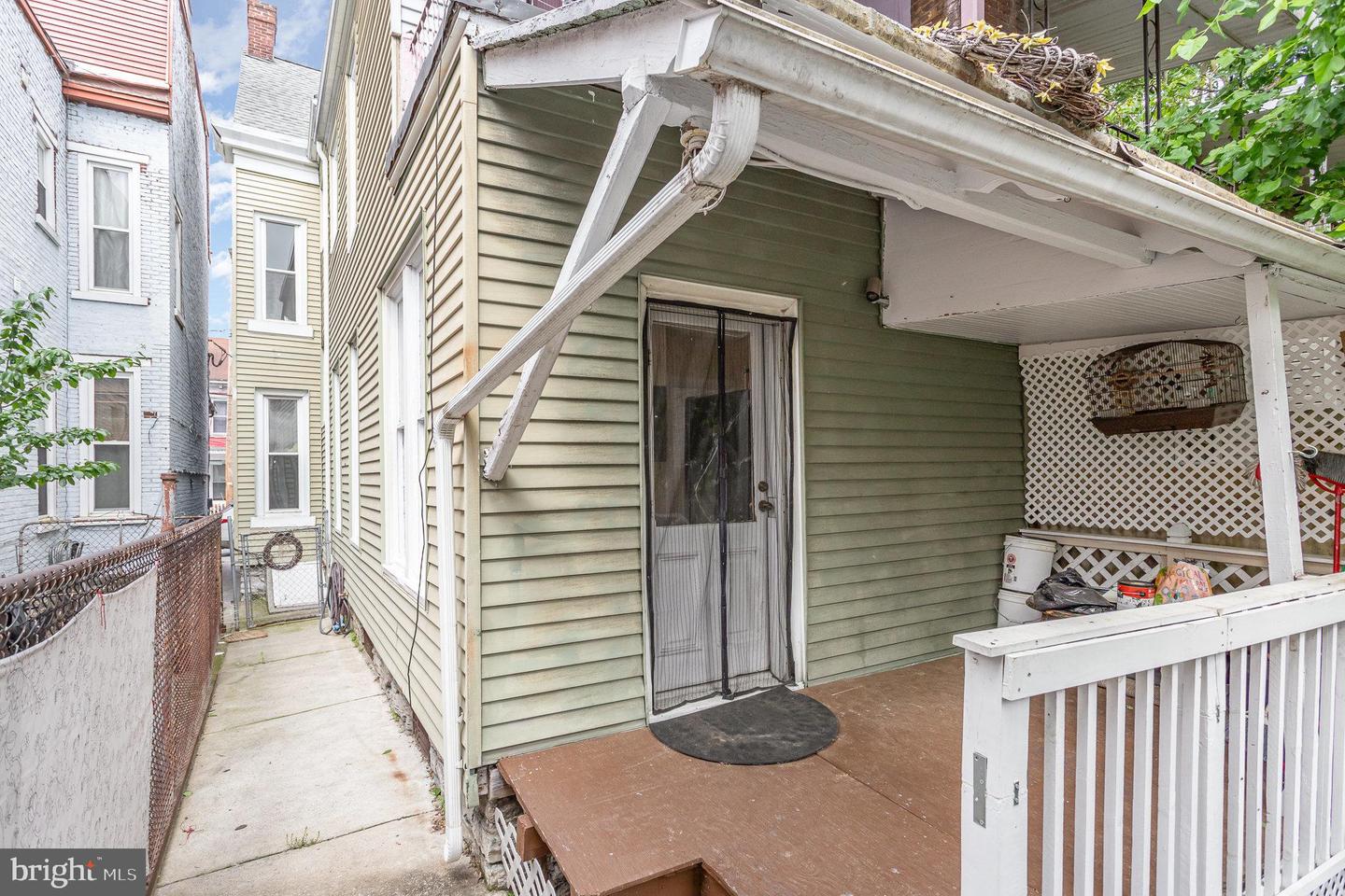 16 S 11th St