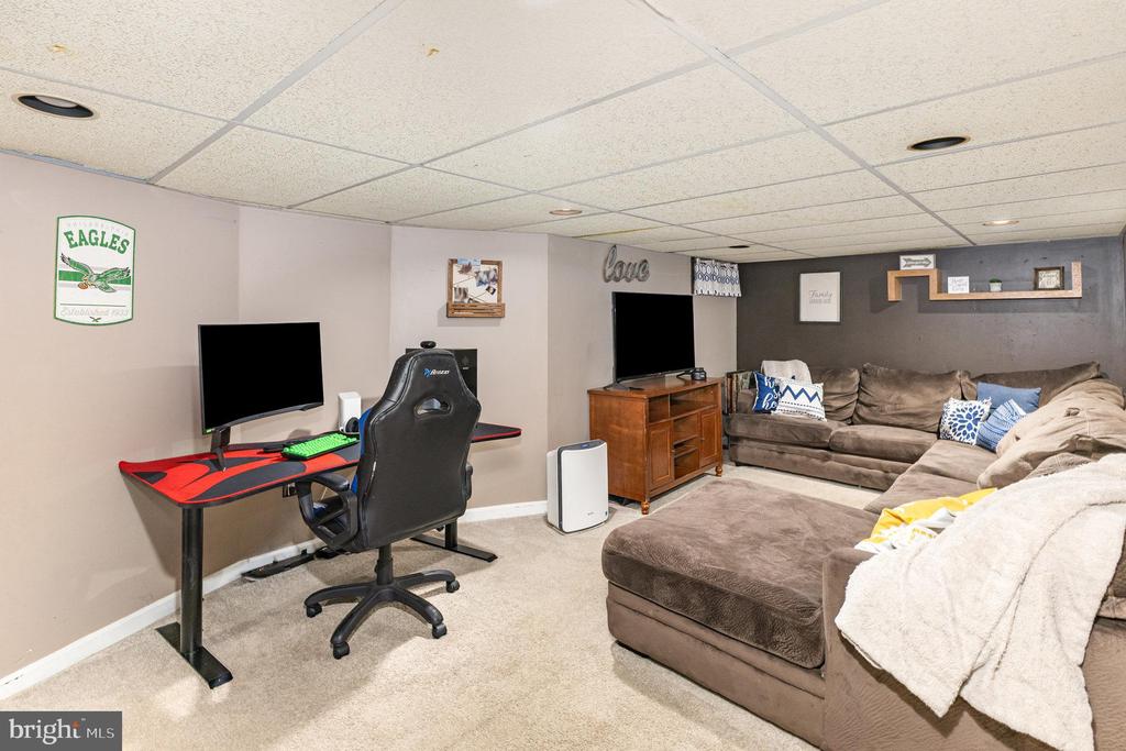 19 E WALNUT STREET