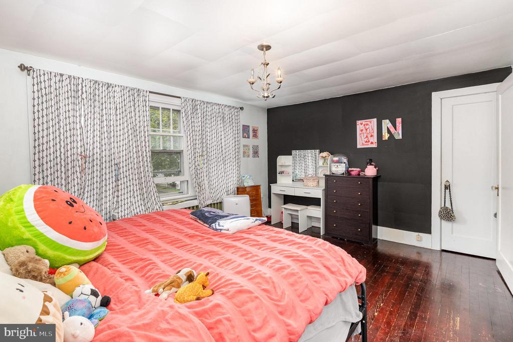 19 E WALNUT STREET