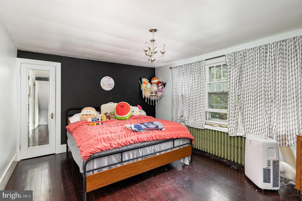 19 E WALNUT STREET