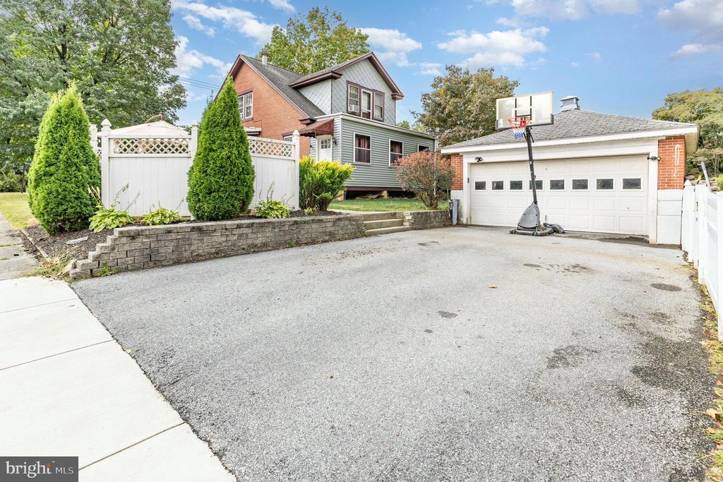 19 E WALNUT STREET
