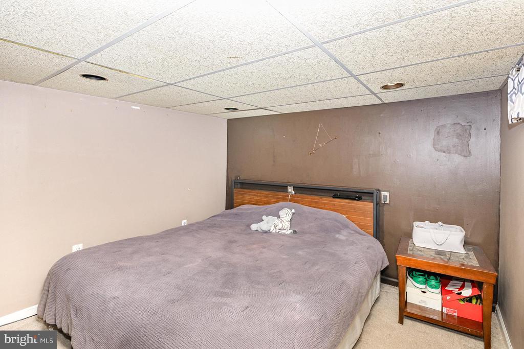19 E WALNUT STREET