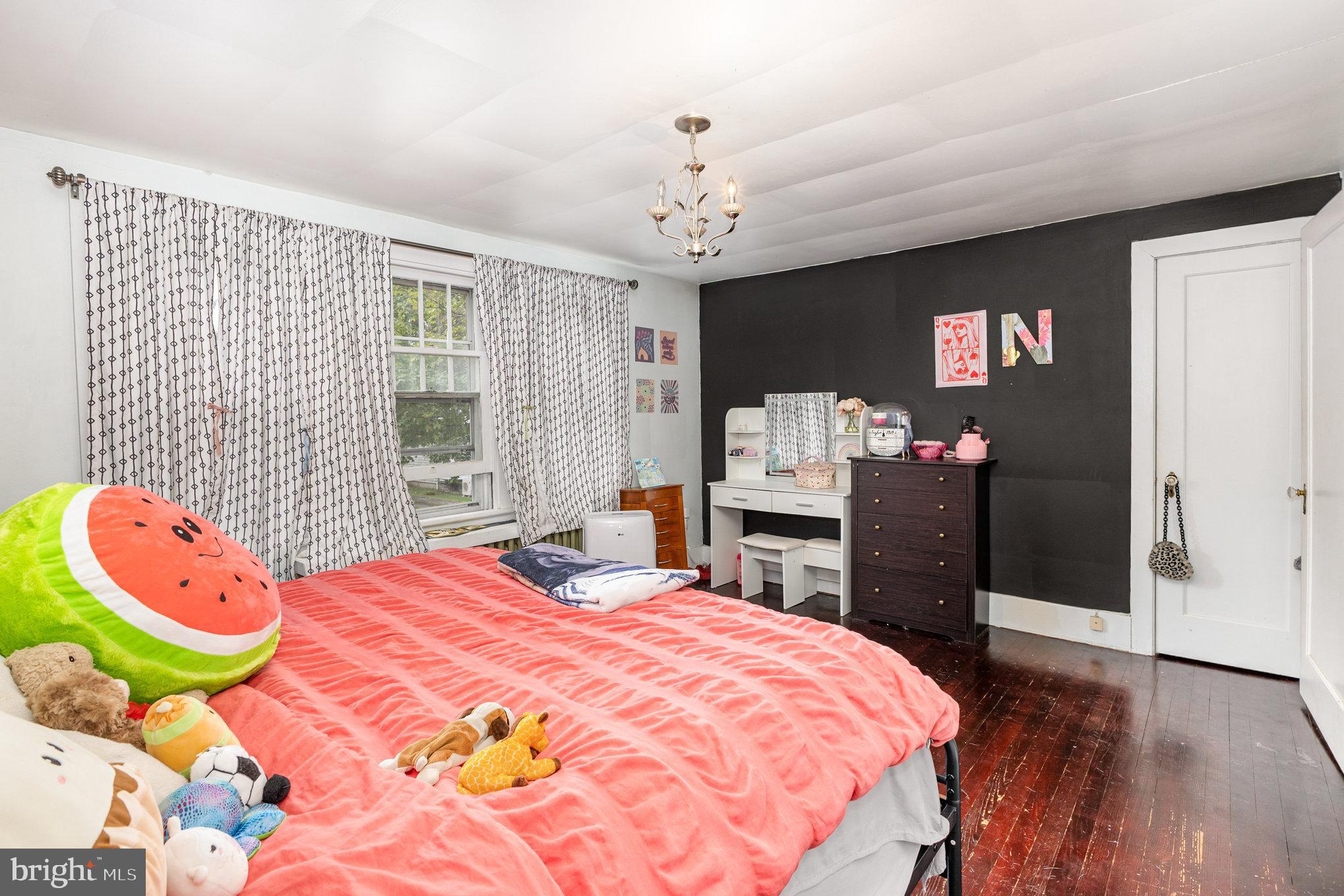 19 E WALNUT STREET