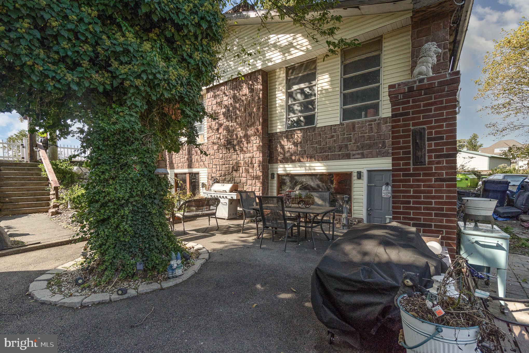 102 N 11TH AVENUE