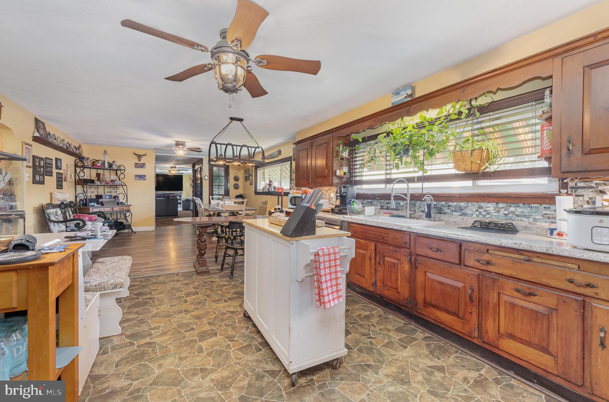 102 N 11TH AVENUE