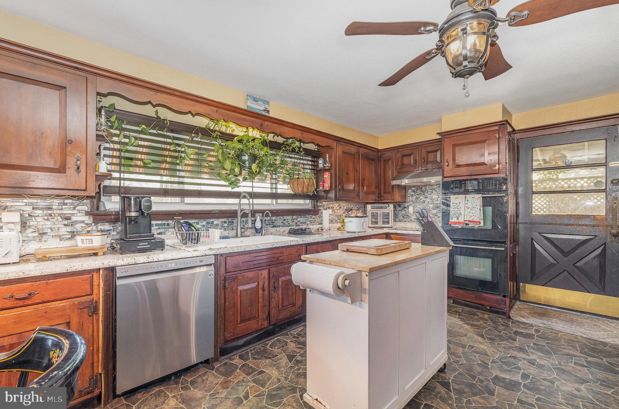 102 N 11TH AVENUE