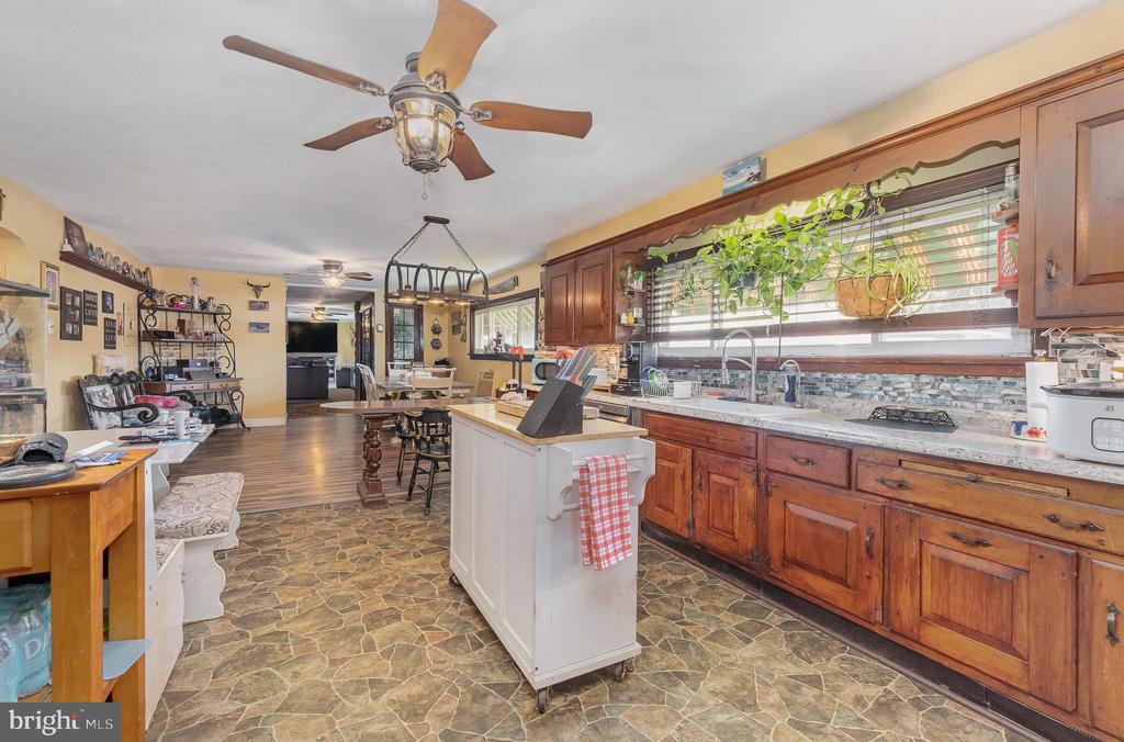 102 N 11TH AVENUE