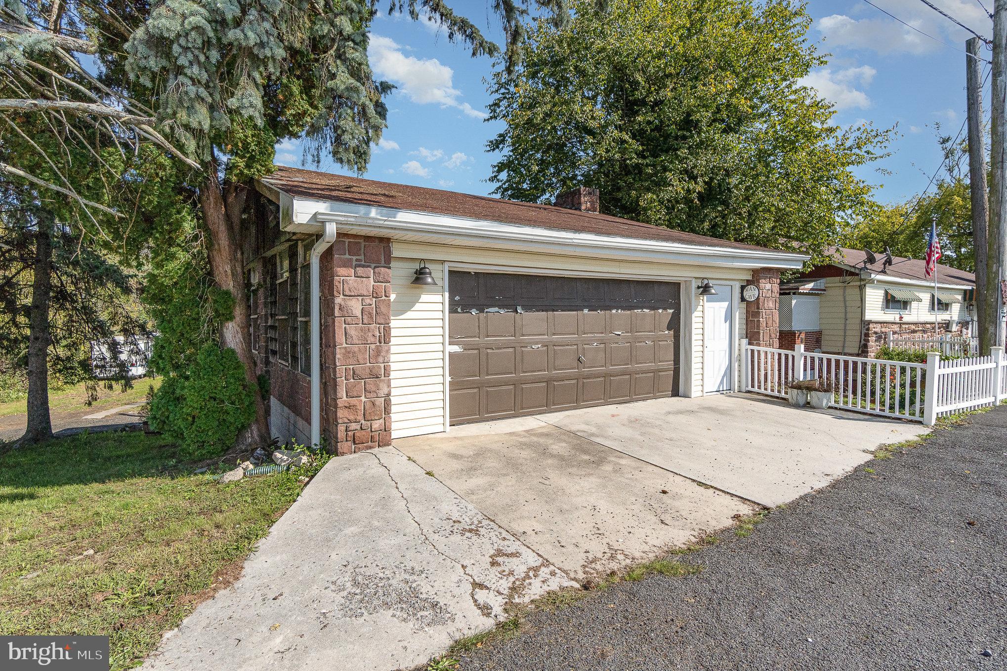 102 N 11TH AVENUE