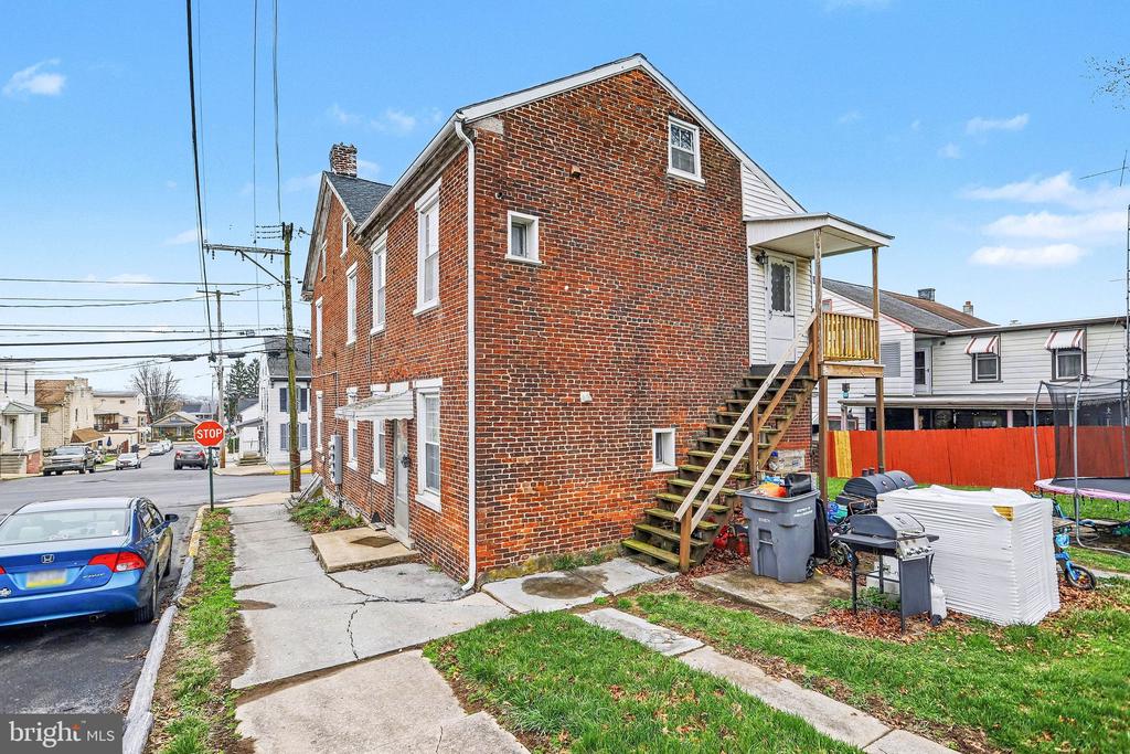 601 MAPLE STREET