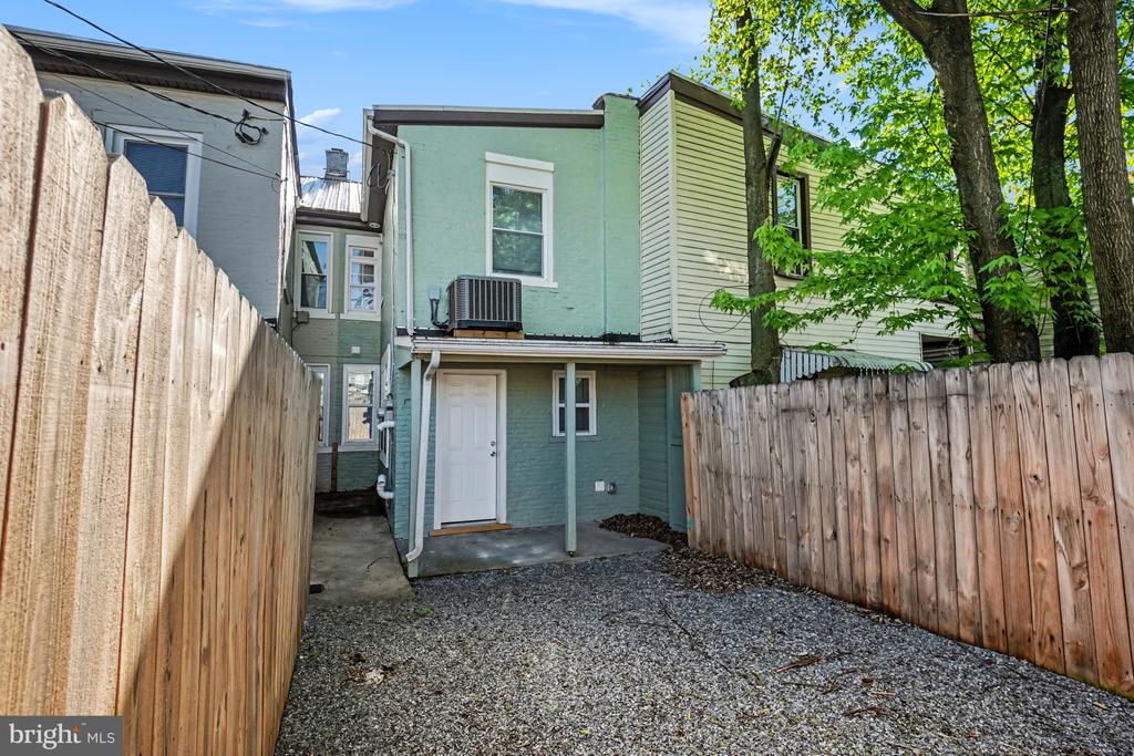 305 S 9TH STREET