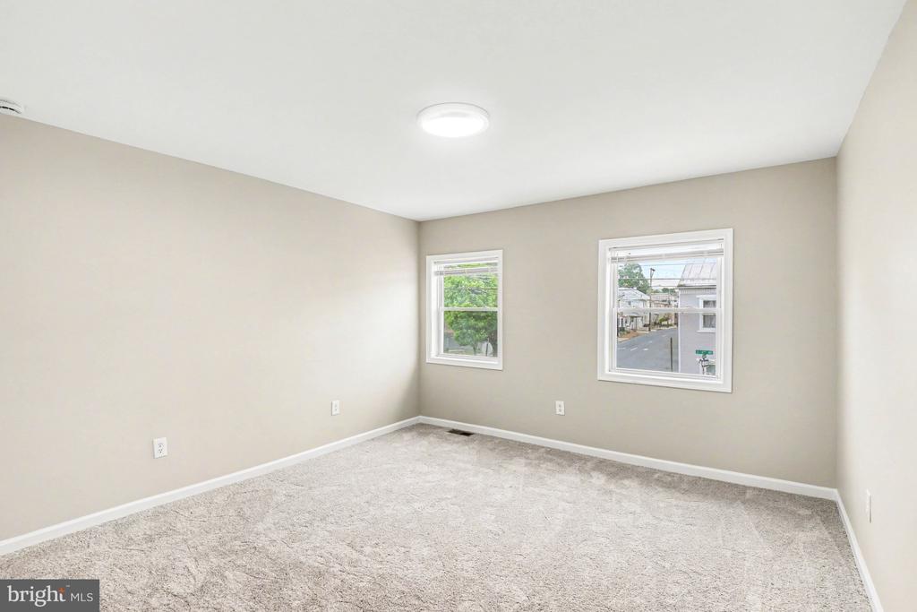 305 S 9TH STREET