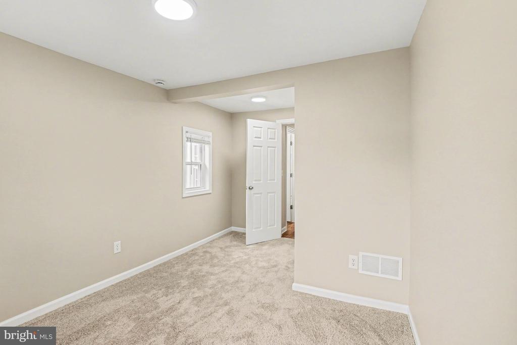 305 S 9TH STREET