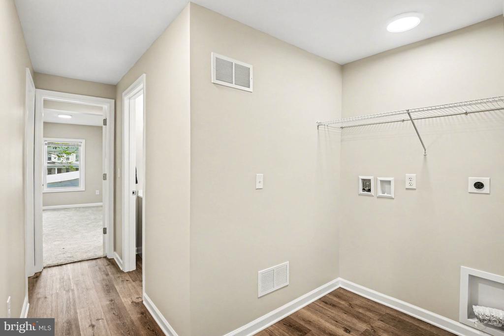 305 S 9TH STREET