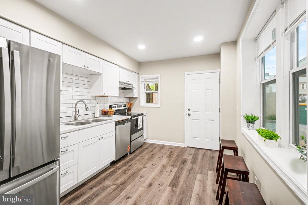 305 S 9TH STREET