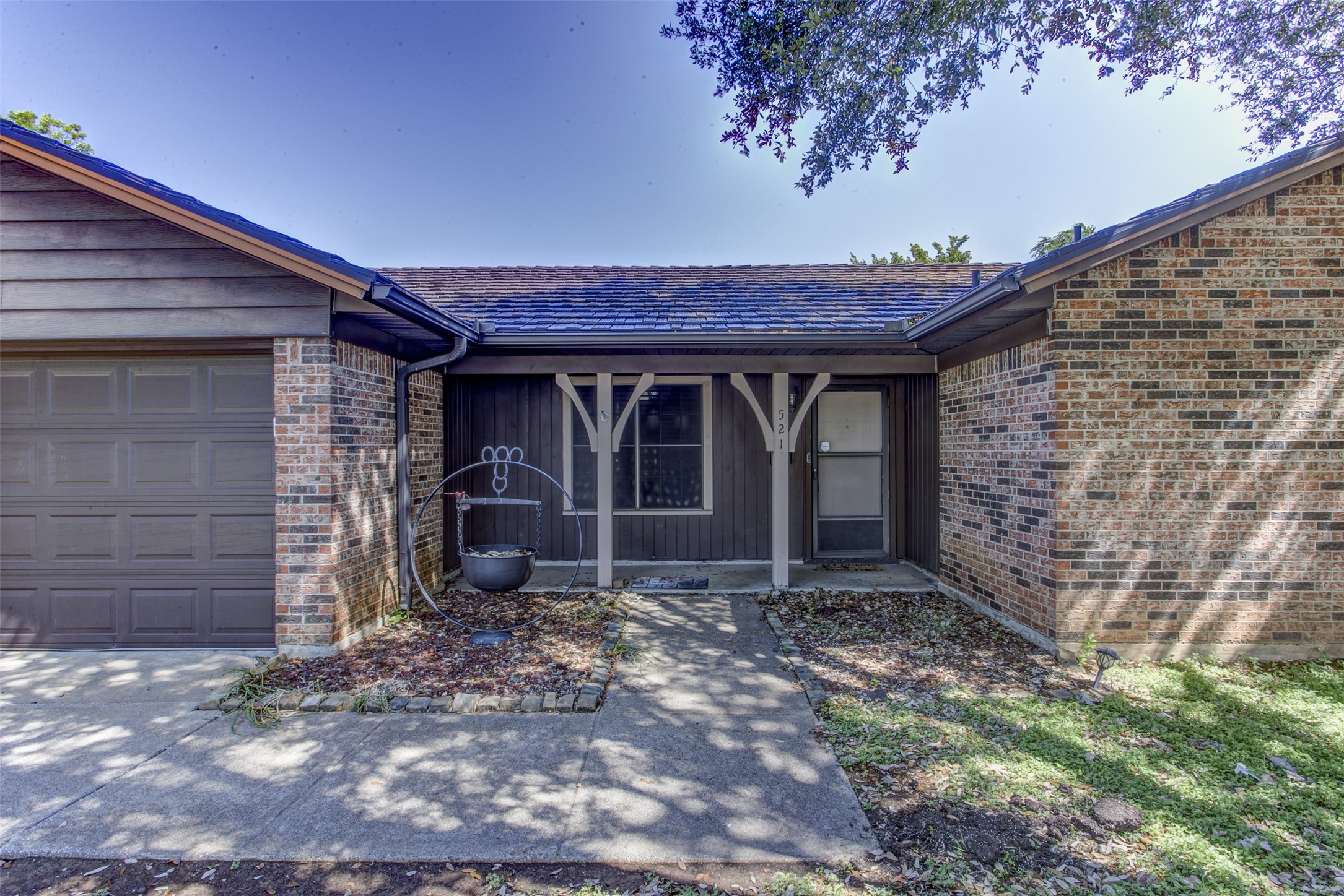 521 E Mustang Street