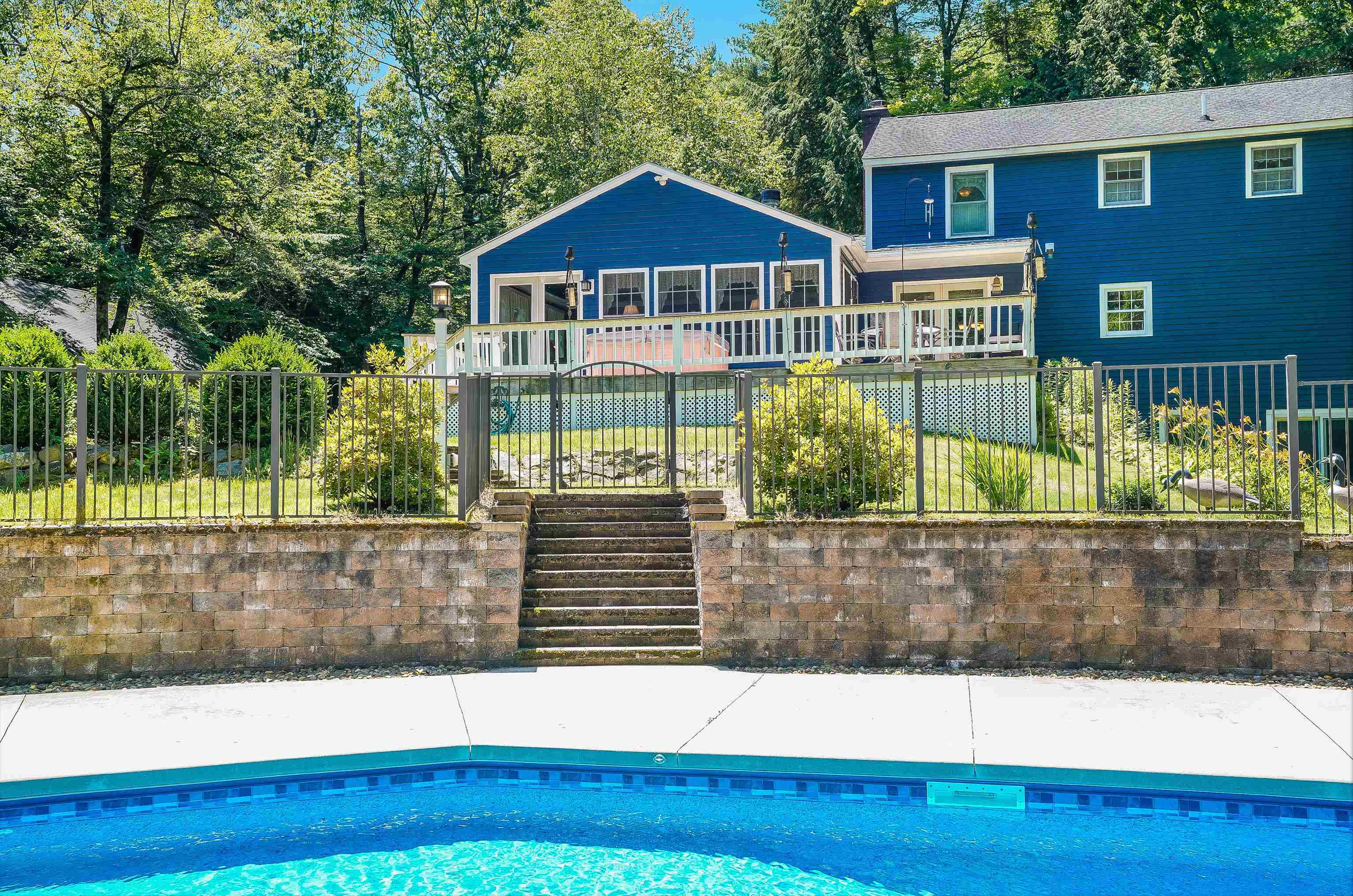 8 Essex Drive