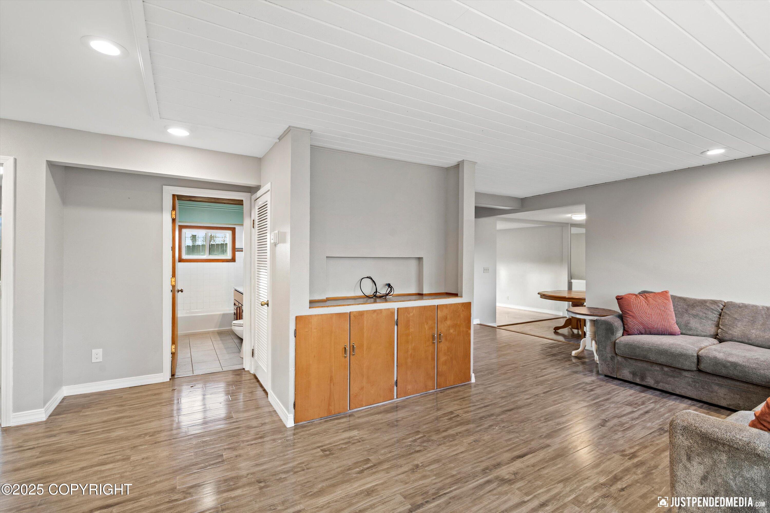 1106 W 54th Avenue