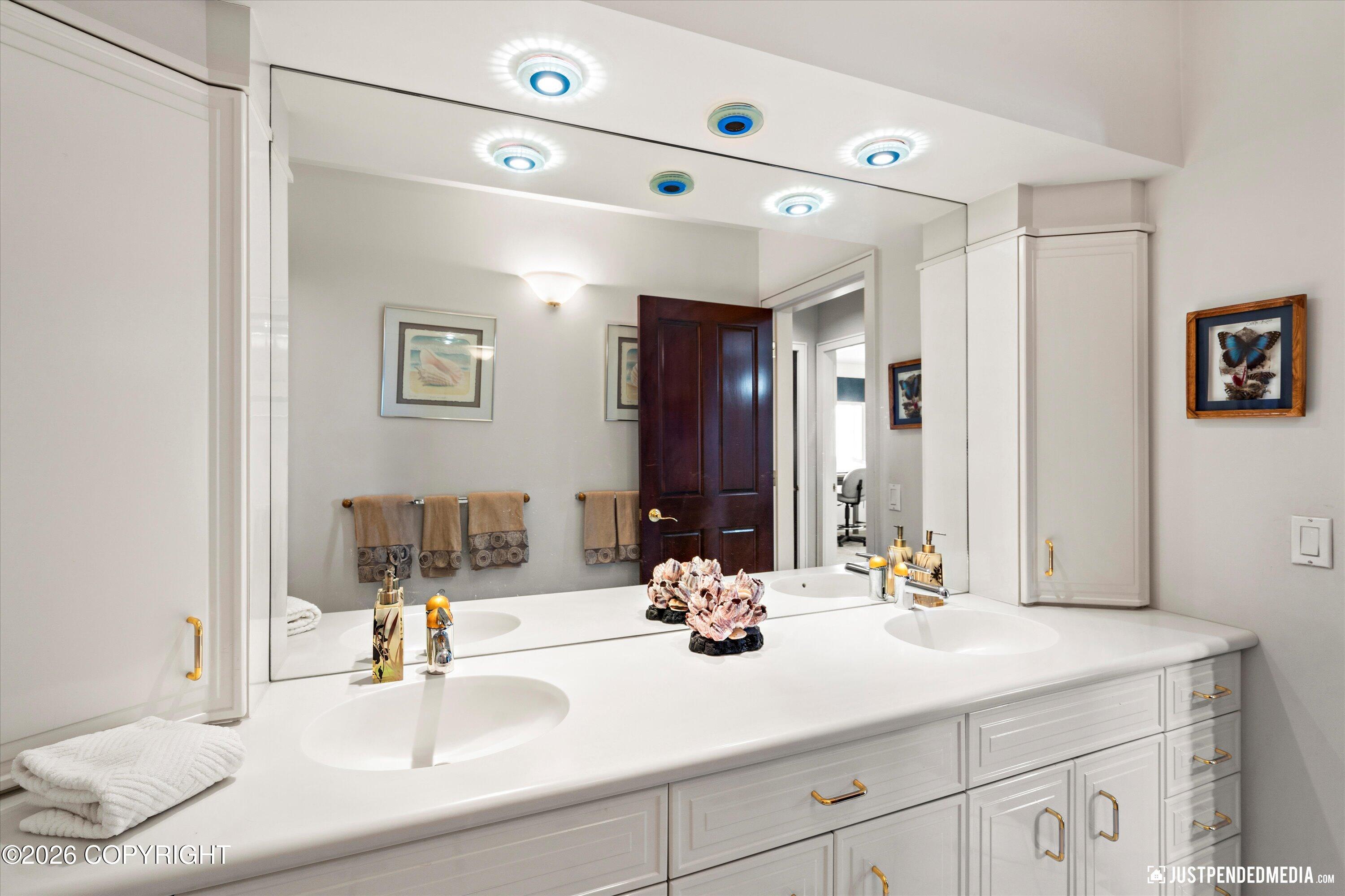 9900 Hillhaven Circle