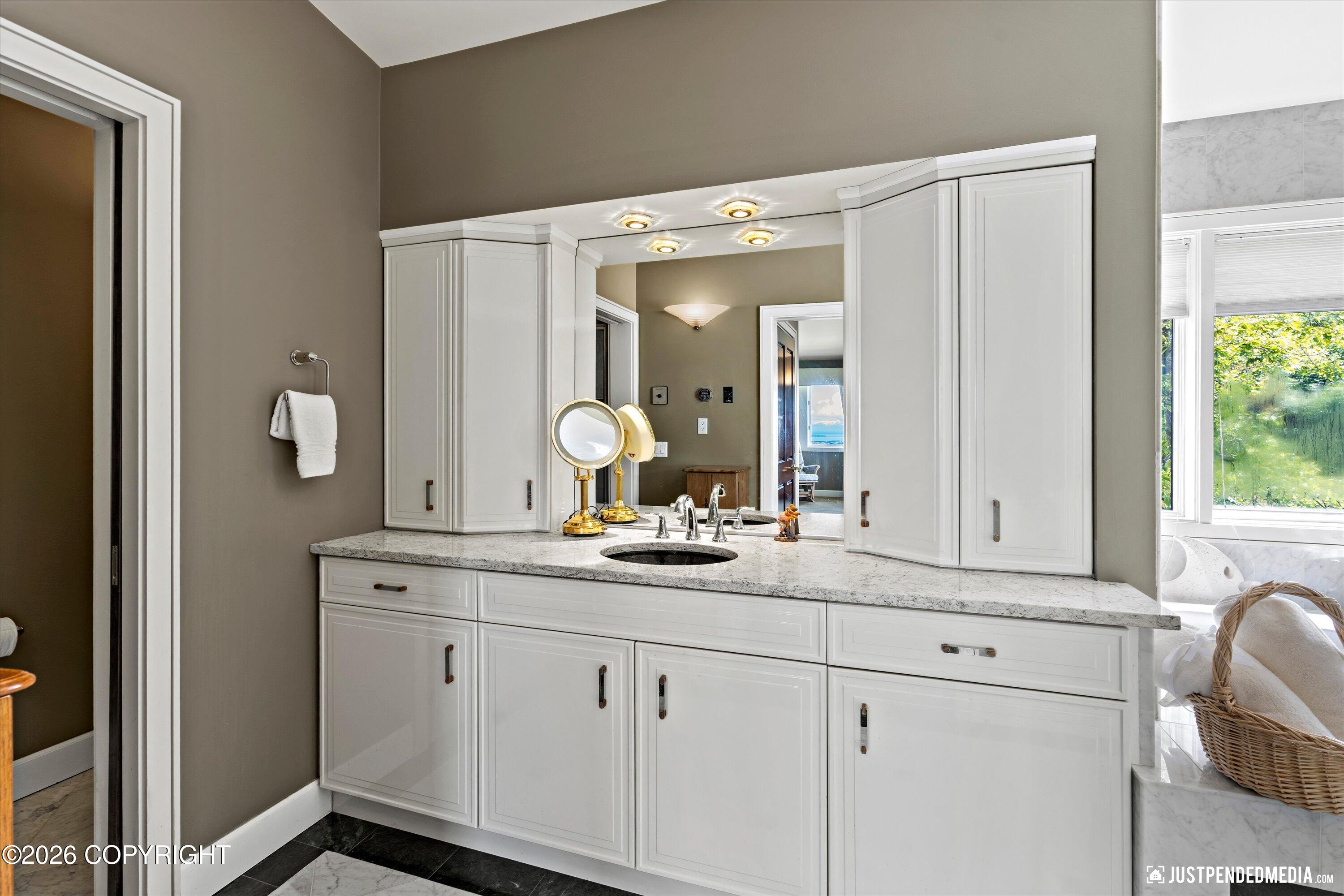 9900 Hillhaven Circle