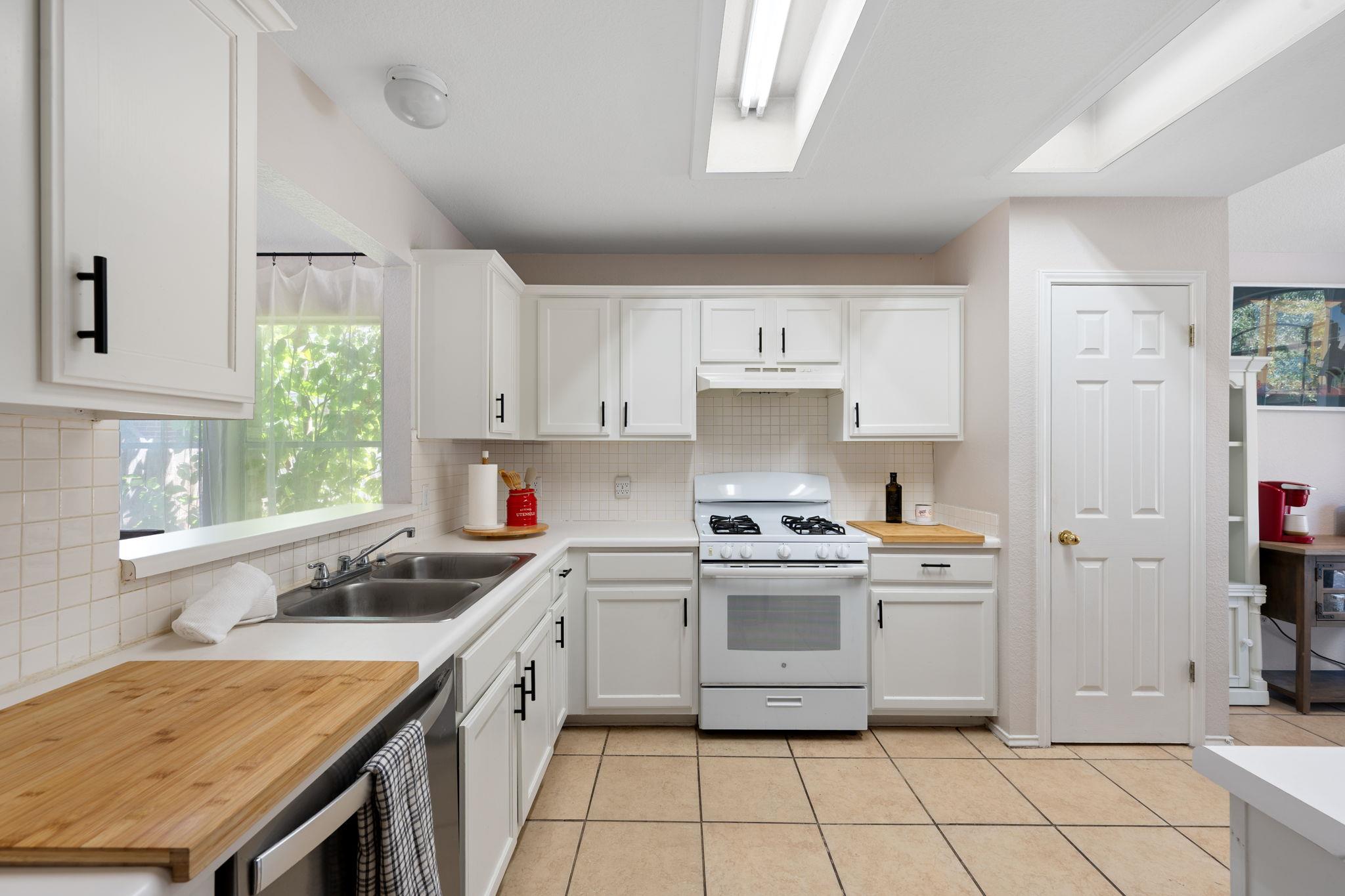 1606 Academy PL