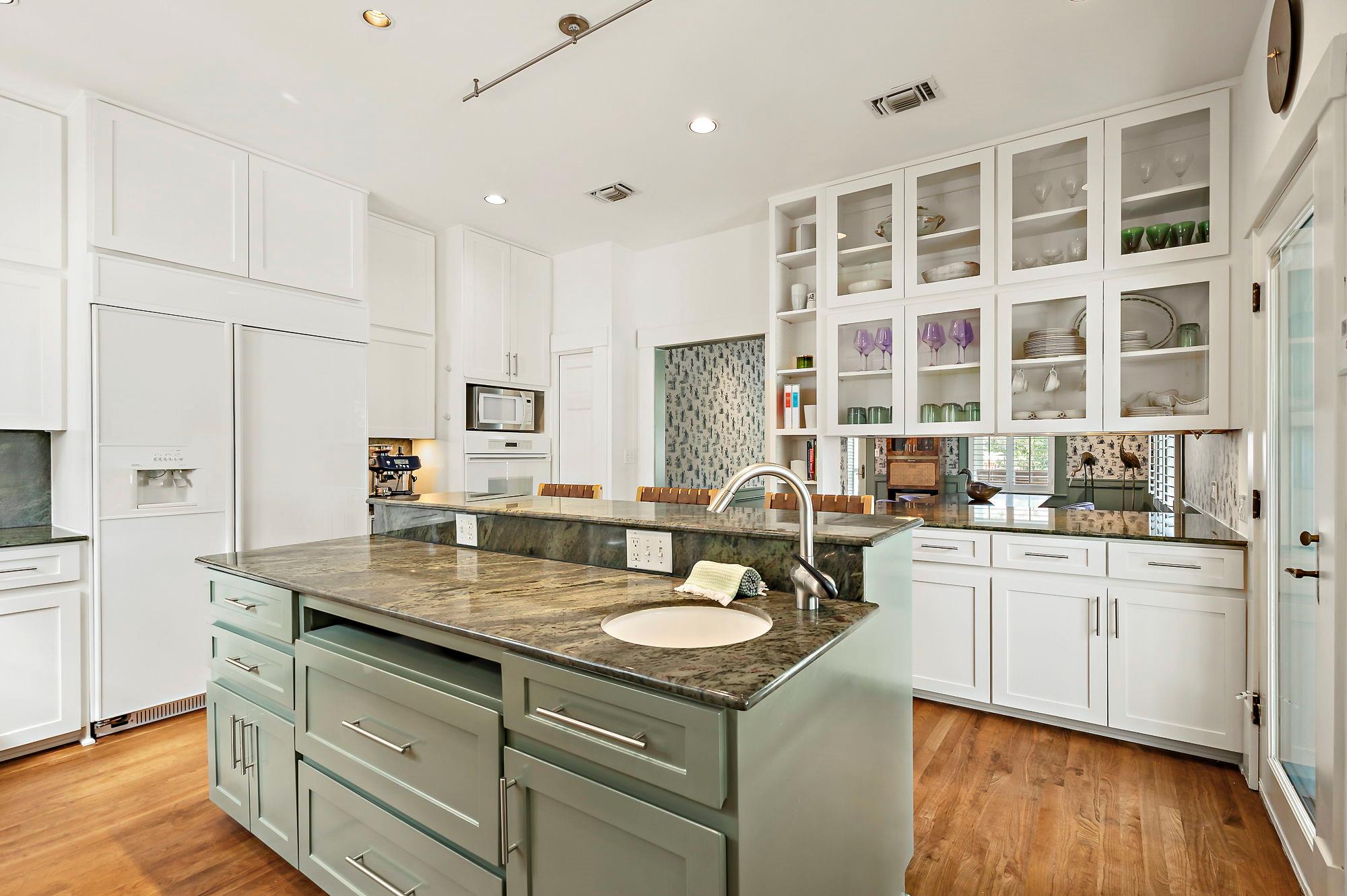 800 W Lynn ST