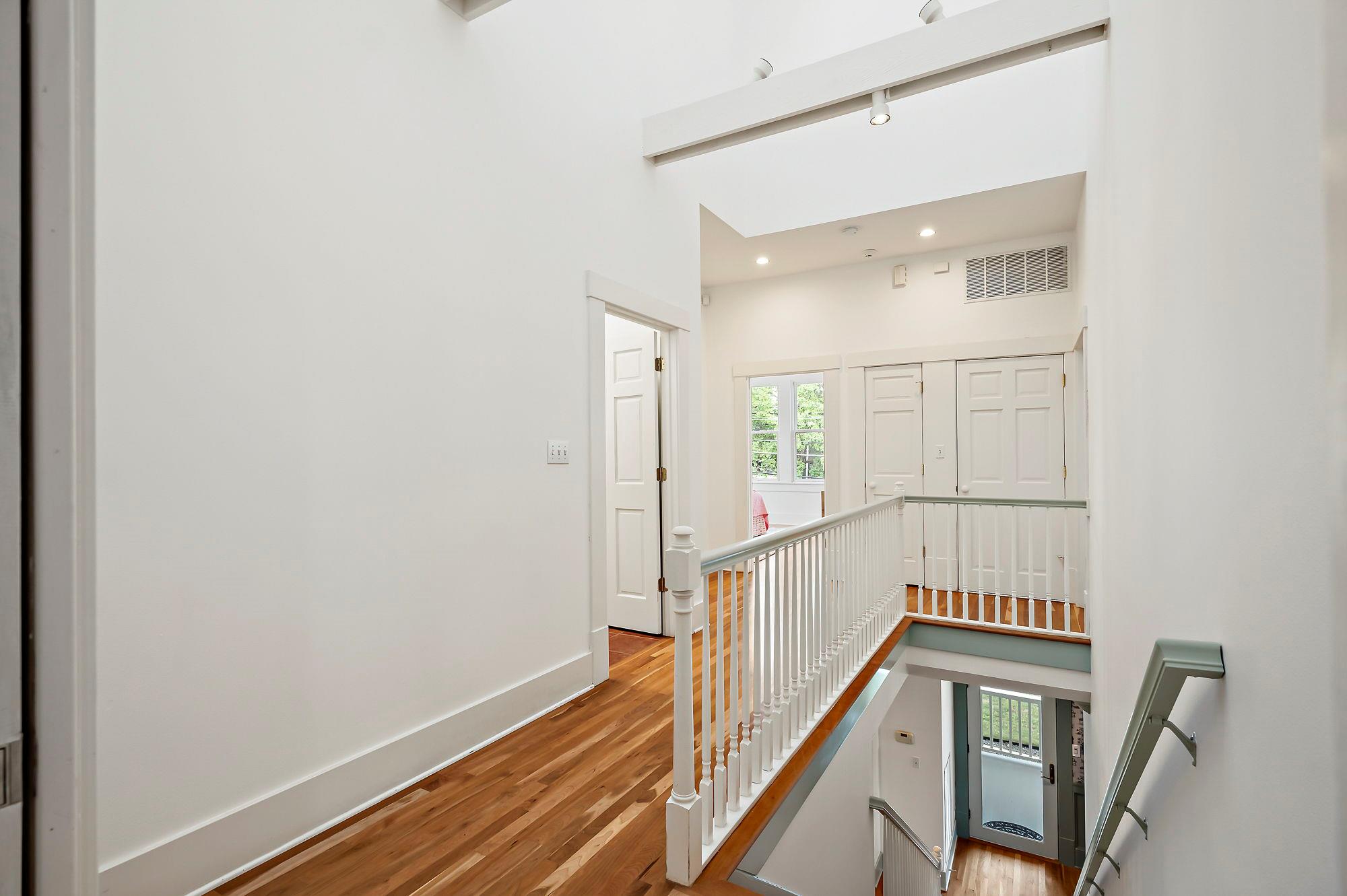 800 W Lynn ST