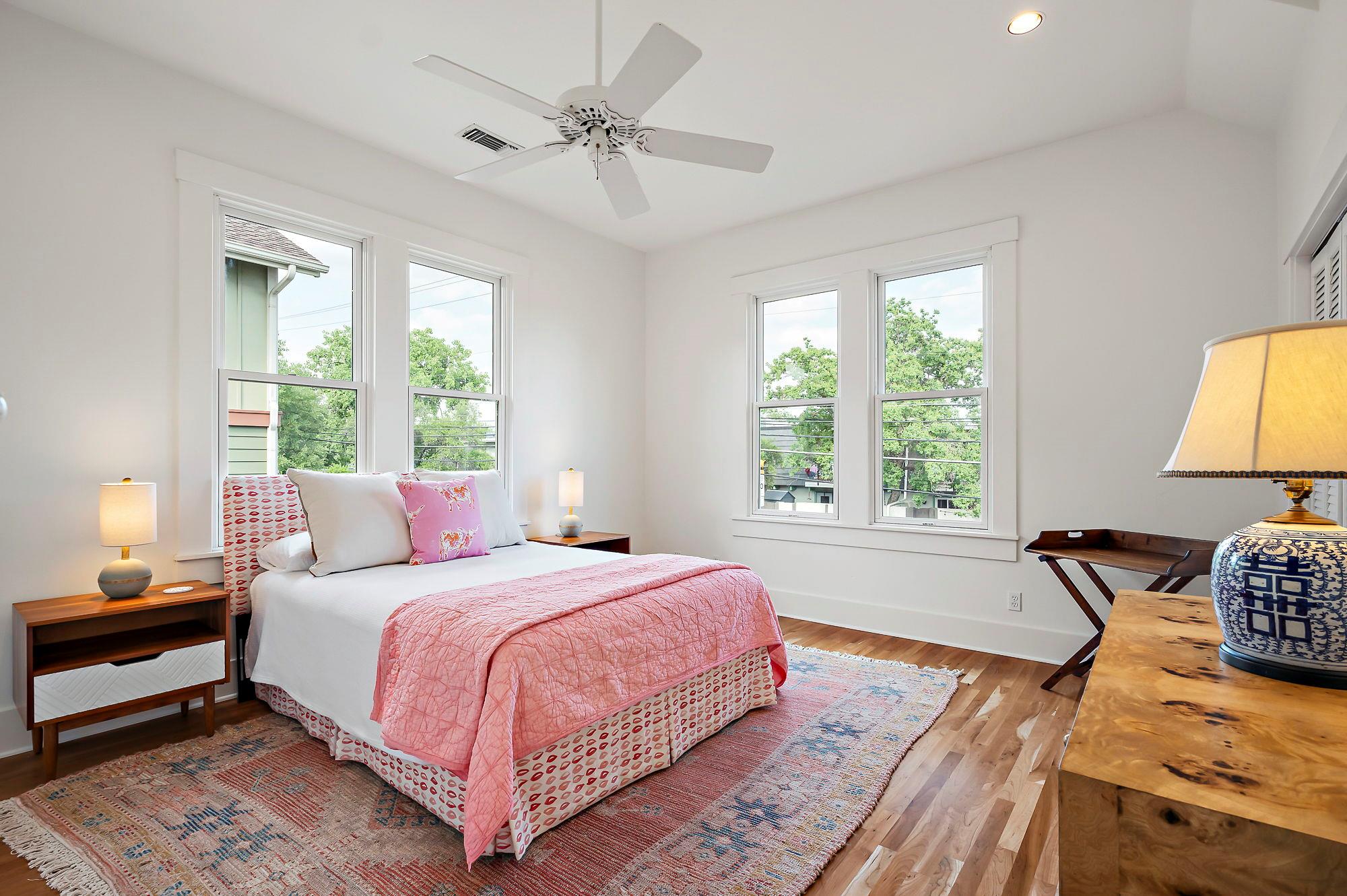 800 W Lynn ST