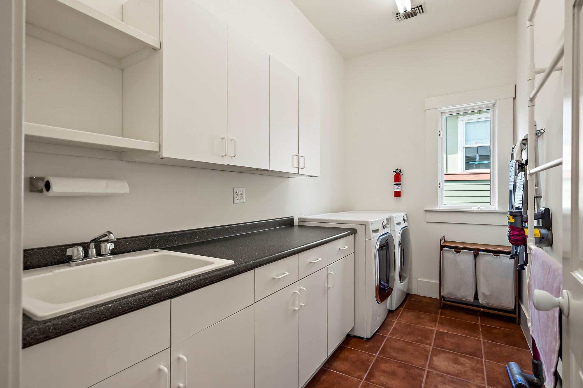 800 W Lynn ST