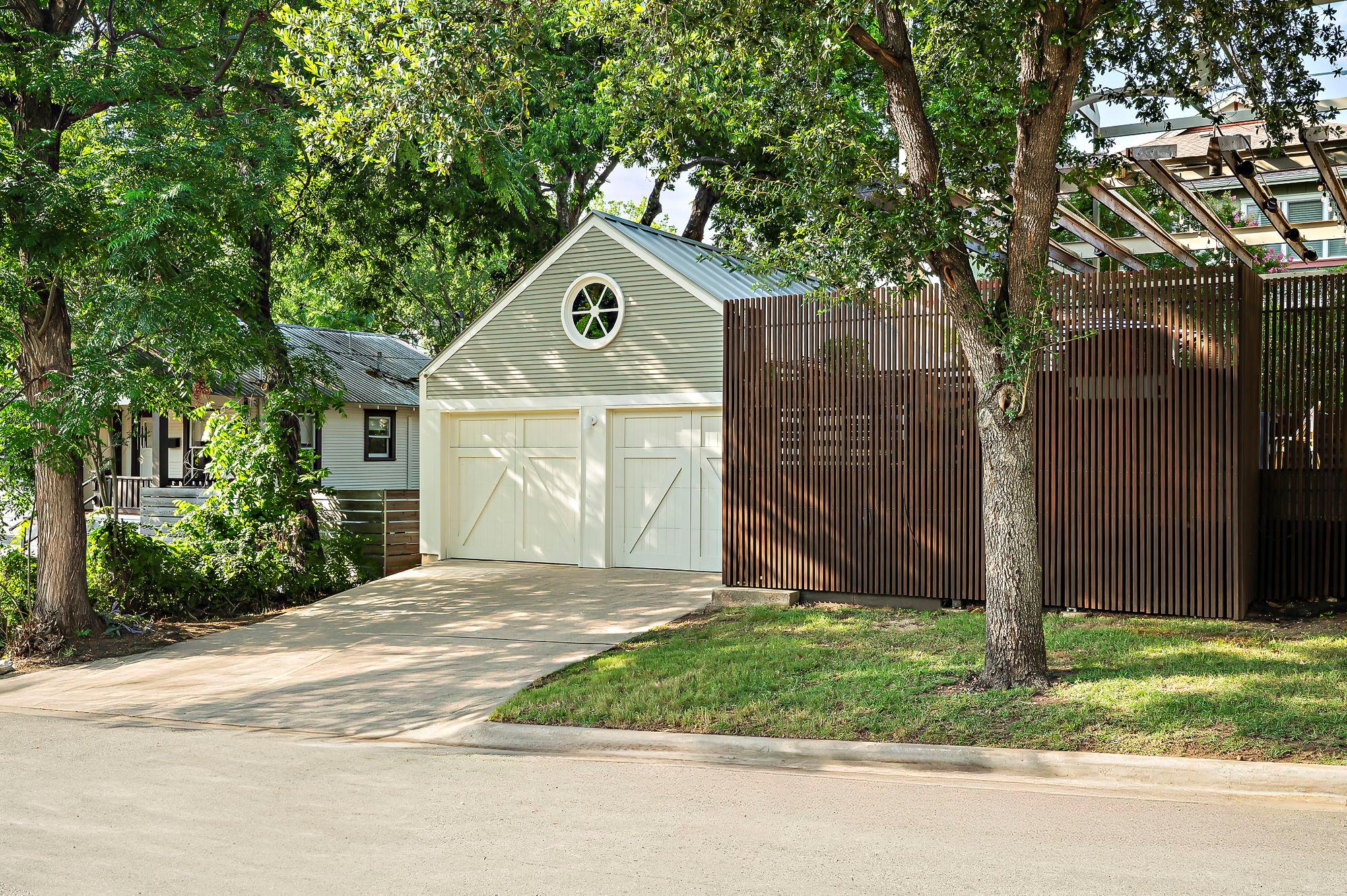 800 W Lynn ST
