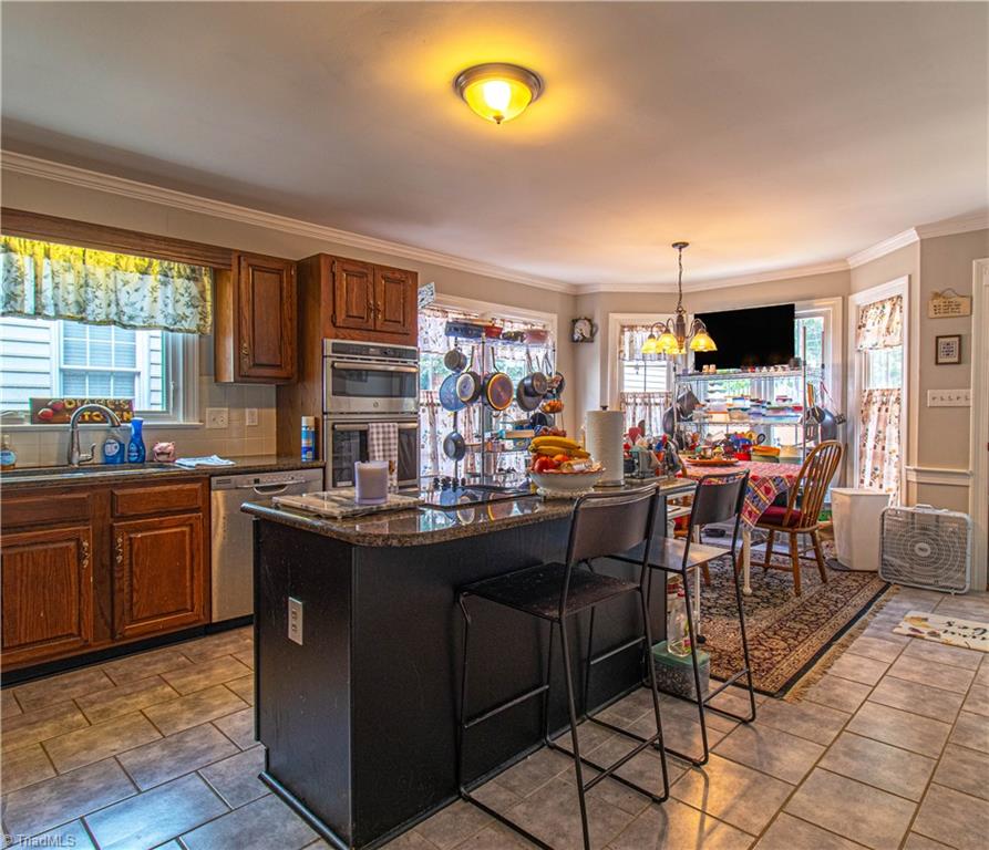 121 Wellesborough Road, Winston-Salem
