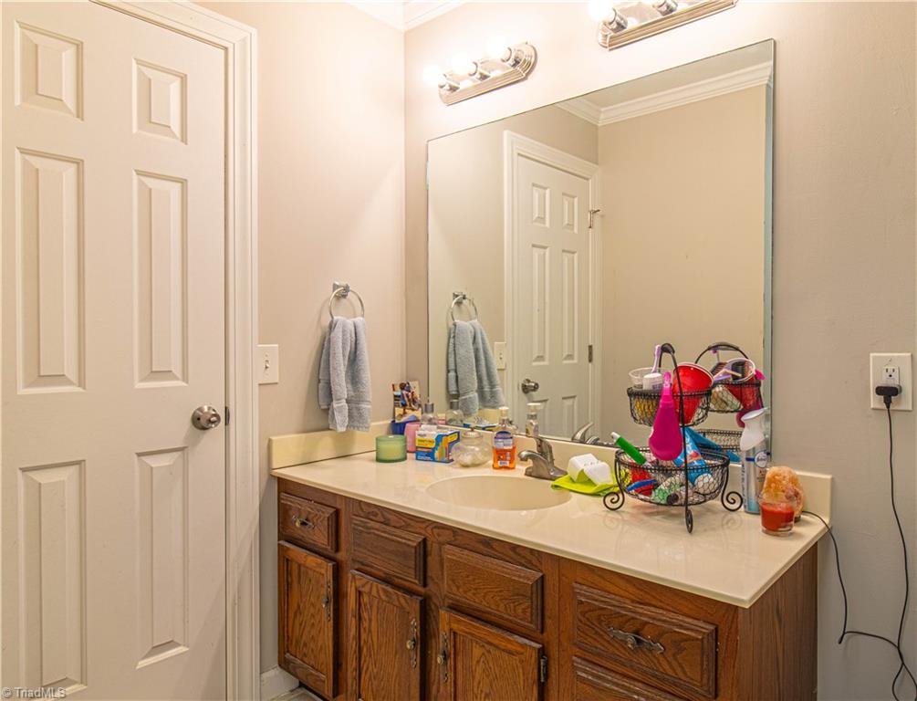 121 Wellesborough Road, Winston-Salem