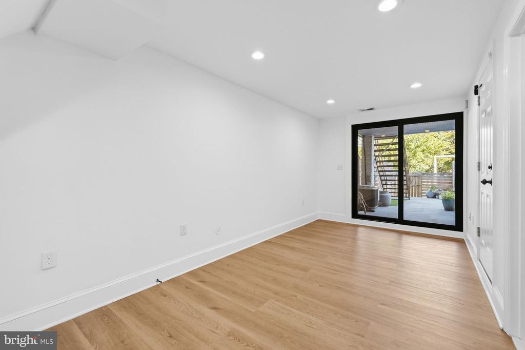 421 FARRAGUT STREET NW