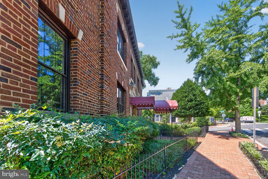3120 R STREET NW Unit: 207